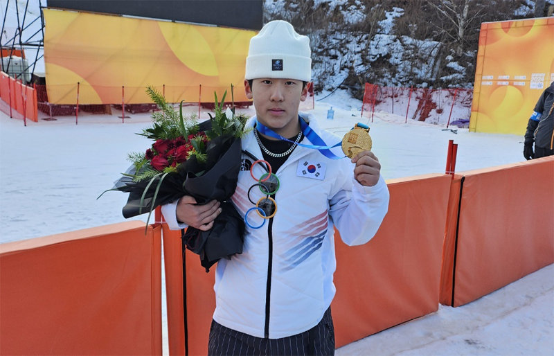 Lee Chae-woon, who is called ‘Boarding Heung-min’ because of his resemblance to Son Heung-min, also sent a message of support to Son Heung-min, saying, “Be sure to win (at the Asian Cup) and come back,” after winning the men’s snowboarding halfpipe competition and winning two gold medals.  Hoengseong = News 1