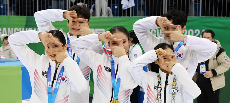2024 강원 겨울청소년올림픽 마지막 날인 1일 피겨스케이팅 단체전에서 우승한 한국 대표 선수들이 손흥민의 ‘찰칵 세리머니’를 따라 하고 있다. 강릉=뉴스1