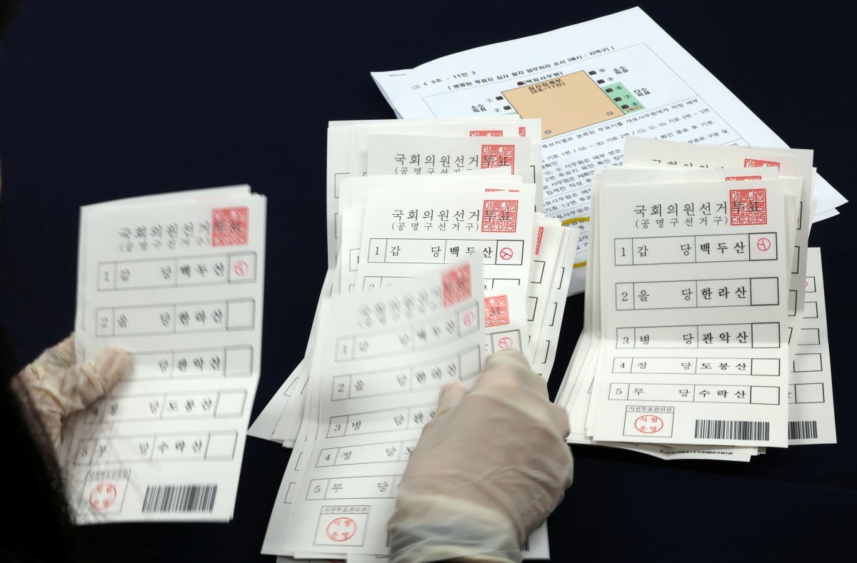 1일 서울 종로구 서울시선관위 대회의실에서 열린 제22대 국회의원선거 대비 모의개표(수검표) 실습에서 서울시 서관위 관계자들이 국선 투표지 수검표 작업을 하고 있다. 2024.02.01.뉴시스