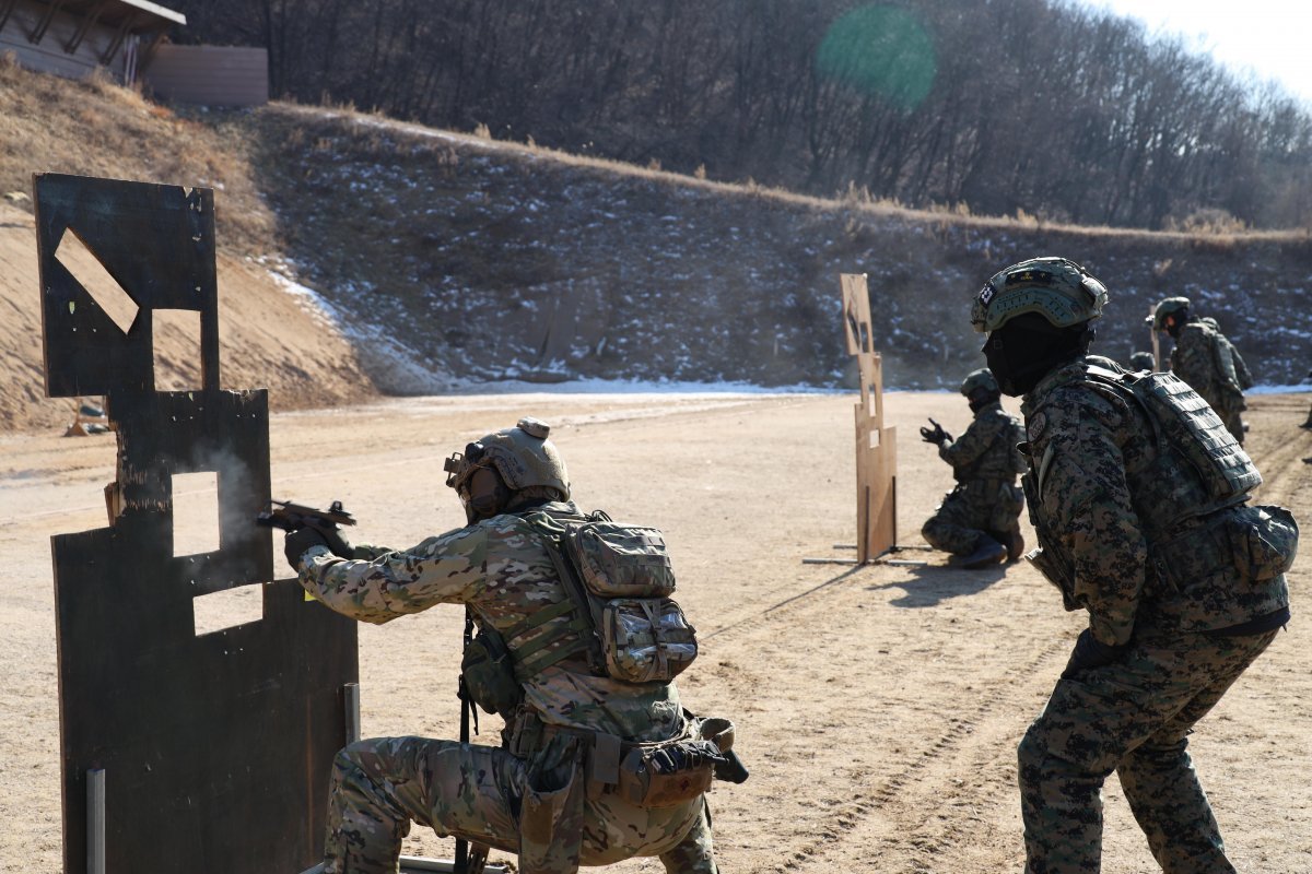 한미 특전대원들이 지난 31일, 경기도 포천시 미 로드리게스 사격장에서 전투사격 훈련을 하고 있다. 육군 제공