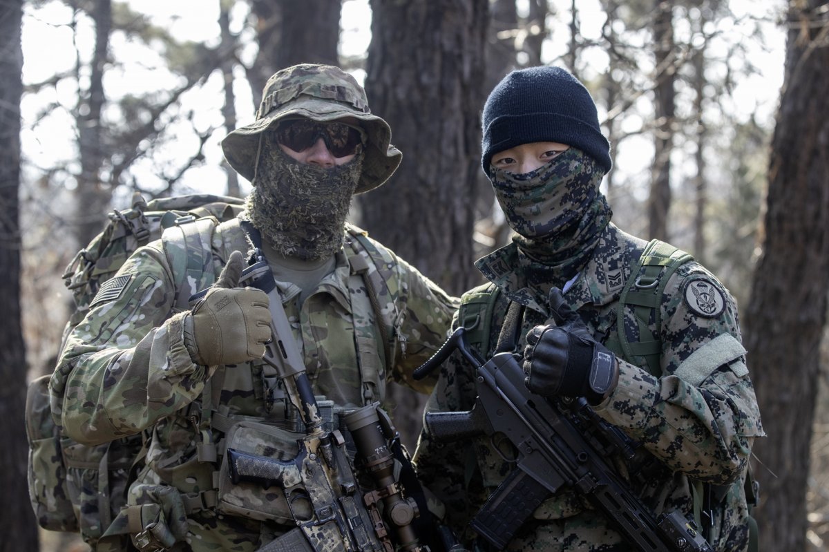 한미 특전대원들이 지난 31일, 경기도 포천 로드리게스 훈련장 일대에서 훈련을 마친 뒤 포즈를 취하고 있다. 육군 제공