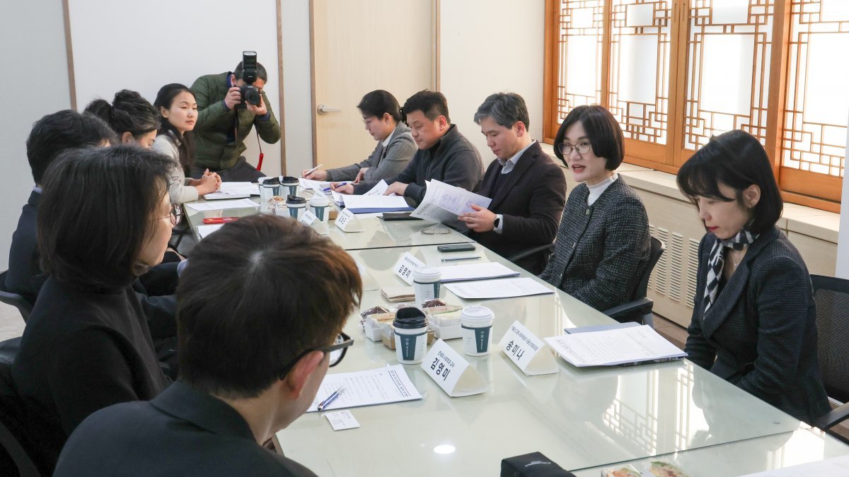 저출산고령사회위원회 김영미 부위원장(오른쪽에서 두 번째)이 내부 회의를 주재하고 있다. 뉴스1