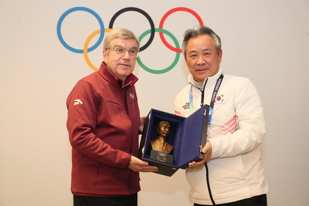 이기흥 대한체육회장(오른쪽)이 토마스 바흐 IOC 위원장으로부터 프레지던트 특별상을 받았다. 대한체육회 제공