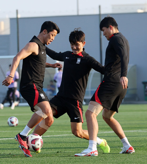 2023 아시아축구연맹(AFC) 카타르 아시안컵 호주와의 8강전을 앞둔 대한민국 축구대표팀 황희찬(왼쪽부터), 황인범, 김민재가 1일(현지시간) 카타르 도하 알 에글라 트레이닝 센터에서 훈련을 하고 있다. 2024.2.1 뉴스1