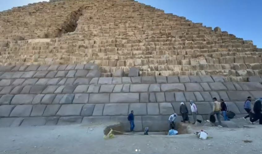 이집트 카이로 인근 기자(Giza) 지역에서 멘카우레 피라미드 외벽을 화강암으로 재포장하는 복원 공사가 진행 중이다. 모스타파 와지리 국가유물최고위원회 위원장 인스타그램 캡처 @dr_mostafa_waziry