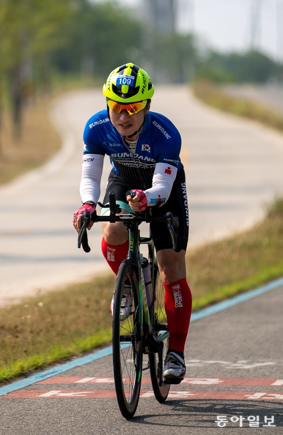 김보은 라온텍 대표가 사이클을 타고 질주하고 있다. 그는 2010년 철인3종에 입문해 2022년까지 철인코스에 10번 도전해 모두 완주했다. 김보은 대표 제공.