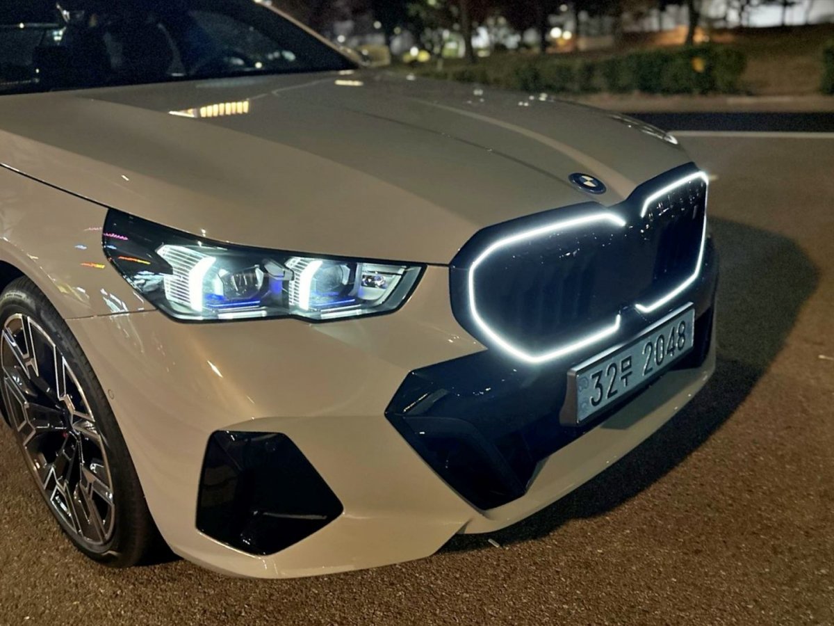 BMW 아이코닉 글로우(Iconic Glow)가 적용된 모습 / 출처=IT동아