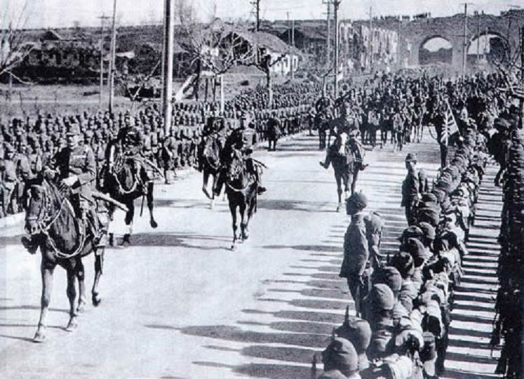 1937년 12월 17일 난징에 입성하는 일본군. 사진출처 위키피디아.