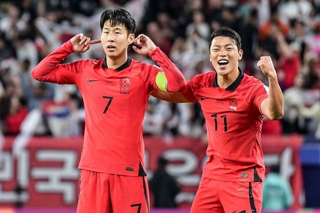한국 축구 국가대표 손흥민(왼쪽)과 황희찬. 아시아축구연맹(AFC) 제공