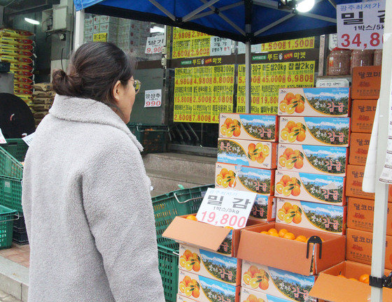 설을 일주일 앞둔 2일 오후 광주 북구 오치동의 한 마트 과일판매대 앞에서 시민들이 장을 보고 있다.2024.2.2/뉴스1