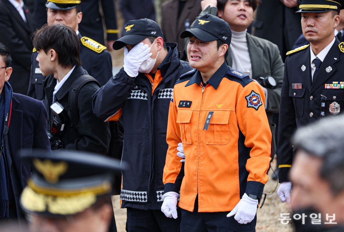 3일 김성혁 소방장이 고인들의 유해가 영구차로 운구되자 오열하고 있다. 안동=박형기 기자 oneshot@donga.com