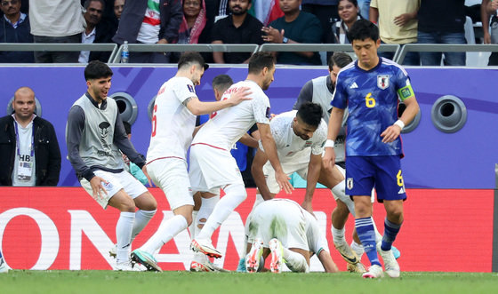 이란 자한바크시가 3일(현지시간) 카타르 알라이얀 에듀케이션 시티 스타디움에서 열린 2023 아시아축구연맹(AFC) 카타르 아시안컵 8강전 이란과 일본의 경기에서 페널티킥 득점을 올린 후 기뻐하고 있다. 2024.2.3. 뉴스1