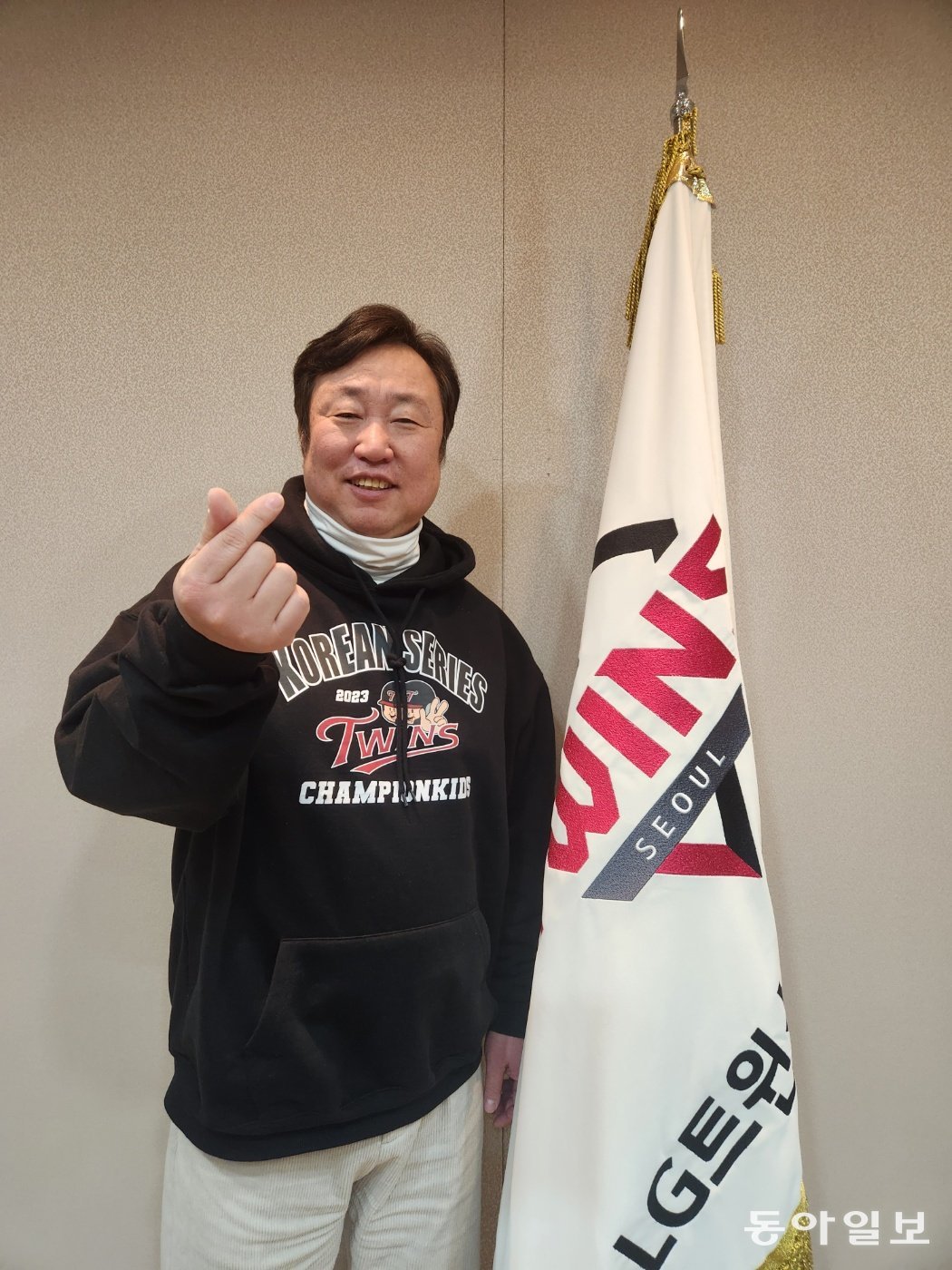29년 만에 LG를 한국시리즈 우승으로 이끈 차명석 단장이 우승 티셔츠를 입고 손가락 하트를 들어보이고 있다. 이헌재 기자 uni@donga.com