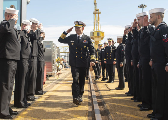 양용모 해군참모총장이 2일(현지시간) 미 전략핵잠수함 알래스카함(USS Alaska, SSBN-732) 승조원들의 경례를 받으며 승함하고 있다. (해군 제공) 2024.2.4. 뉴스1
