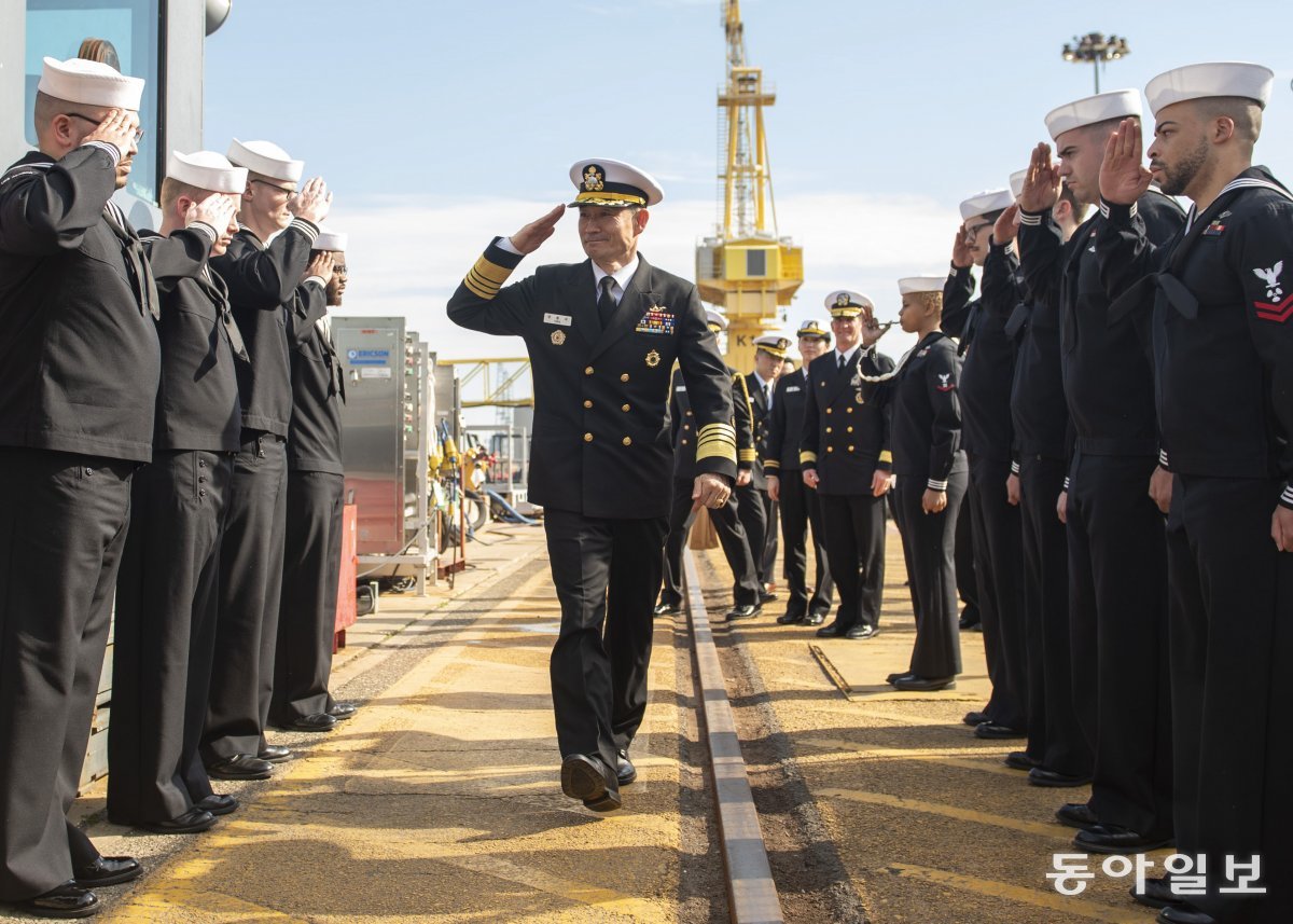 양용모 해군참모총장(가운데)이 2일(현지시간) 미국 조지아주 킹스베이 기지에 정박중인 전략핵잠수함 알래스카함(SSBN-732)에 승조원들의 경례를 받으며 승함하고 있다. 해군 제공