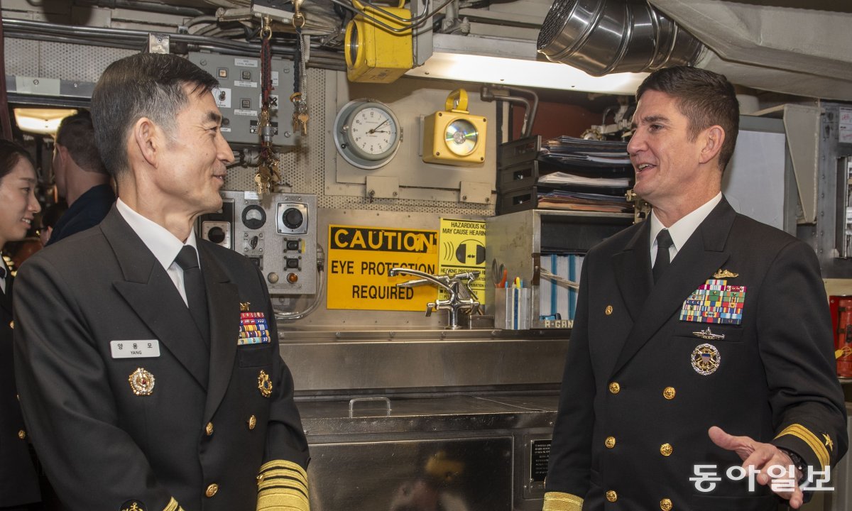 양용모 해군참모총장(왼쪽)이 2일(현지시간) 미 전략핵잠수함 알래스카함에서 토머스 뷰케넌 미 제10잠수함전단장(준장)으로부터 함 관련 소개를 받고 있다. 해군 제공
