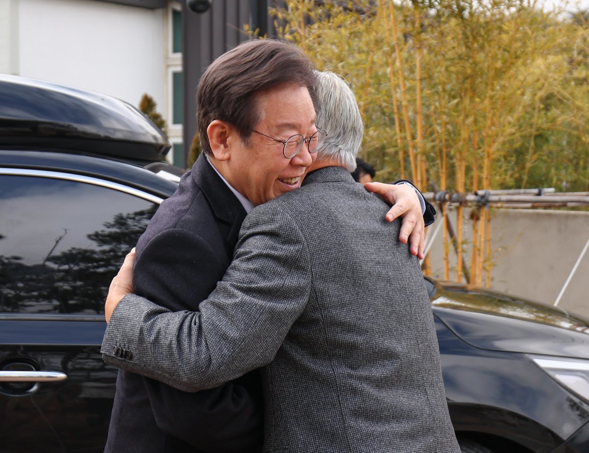 더불어민주당 이재명 대표가 4일 경남 양산시 평산마을 문재인 전 대통령 사저를 찾아 문 전 대통령과 포옹하고 있다. 2024.02.04. 민주당 제공