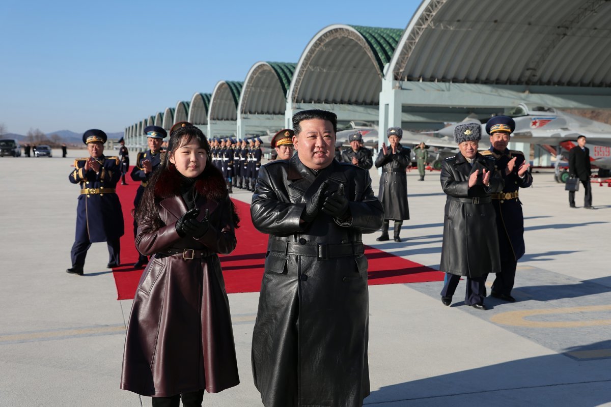 김정은이 지난해 11월 항공절을 맞아 딸 주애와 공군사령부에서 열린 축하행사에 참석하고 있다.   평양=노동신문·뉴스1