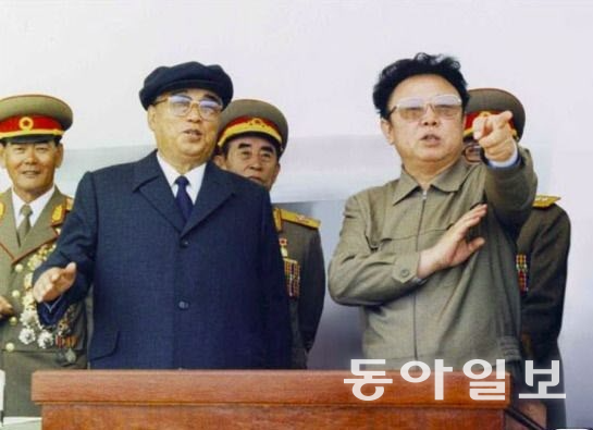 1991년 4월 북한군 훈련을 참관하고 있는 김일성, 김정일 부자.  사진 출처 노동신문