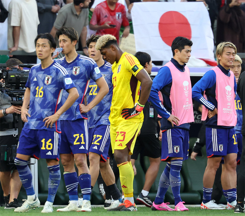 일본 축구대표팀 선수들이 3일 이란에 1-2로 역전패해 아시안컵 8강에서 탈락한 뒤 아쉬워하고 있다. 가운데 23번 선수는 골키퍼 스즈키 자이온으로 가나인 아버지와 일본인 어머니 사이에서 태어났다. 알라이얀=뉴스1