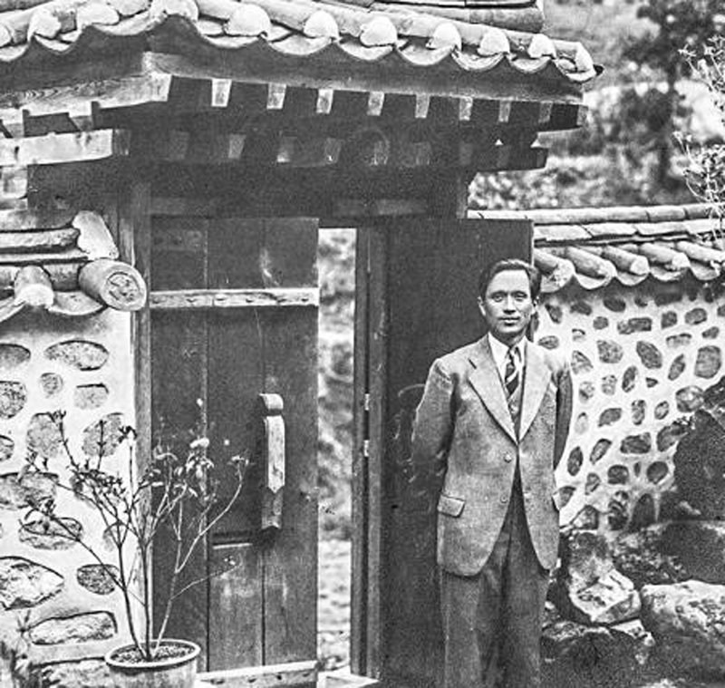 소설가 이태준이 1940년대 초 서울 성북구 성북동 자택 ‘수연산방’ 앞에서 찍은 사진. 수연산방은 현재 전통찻집으로 운영되고 있다. 열화당 제공