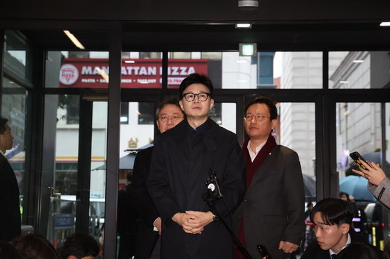 한동훈 국민의힘 비상대책위원장이 5일 오전 서울 여의도 당사로 출근하며 취재진 질문에 답하고 있다. 2024.2.5. 뉴스1