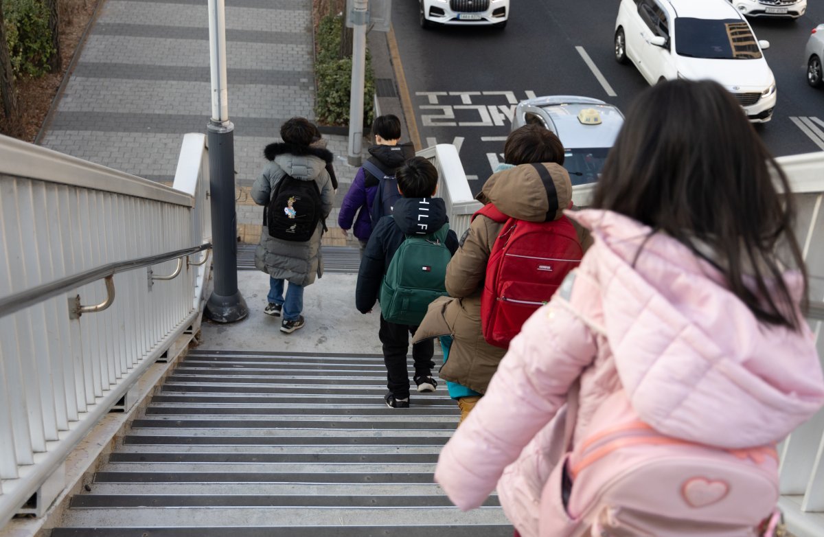 31일 오전 서울 시내의 한 초등학교에서 어린이들이 등교를 하고 있다. 2024.1.31/뉴스1