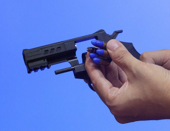 저위험 권총을 설명하고 있는 경찰.(사진은 기사 내용과 무관함) / 뉴스1 ⓒ News1