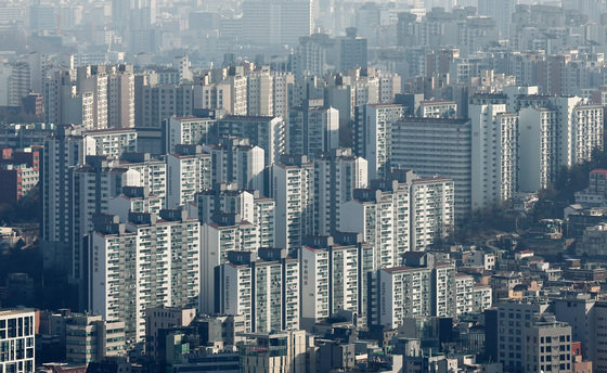 서울 중구 남산에서 바라본 도심에 아파트 단지가 보이고 있다. 2024.2.4. 뉴스1