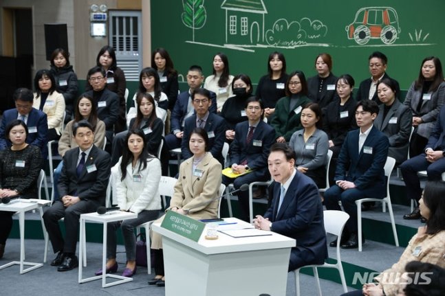 윤석열 대통령이 5일 경기도 하남 신우초등학교에서 ‘따뜻한 돌봄과 교육이 있는 늘봄학교’ 주제로 열린 아홉 번째 국민과 함께하는 민생토론회에서 발언하고 있다. 2024.02.05. 대통령실통신사진기자단