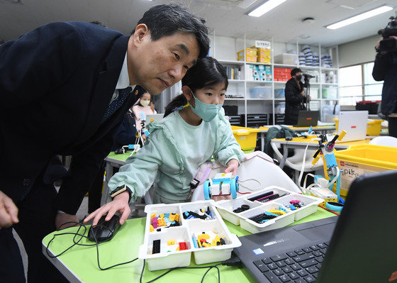 늘봄학교 관련 현장을 찾아 학생이 만든 자동차 코딩로봇에 대한 설명을 듣고 있는 이주호 부총리ⓒ News1 이승배 기자