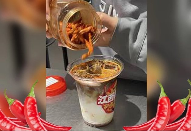 중국의 한 커피숍이 라테에 튀긴 고추와 고춧가루를 넣어 매콤하게 만든 ‘고추 커피’가 출시돼 엇갈린 반응을 보이고 있다. SCMP 갈무리