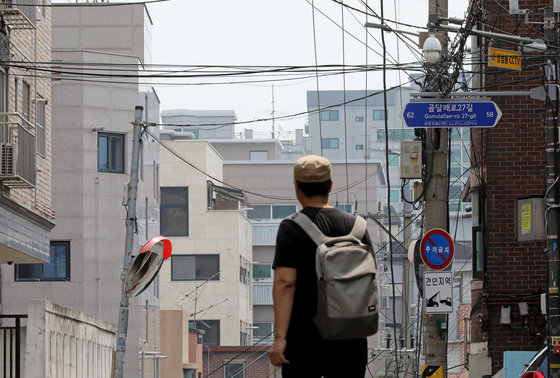 서울 강서구 빌라 밀집 지역에서 시민이 길을 걷고 있다. 2023.7.20. 뉴스1