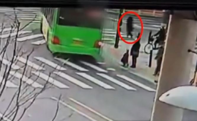 지난 1일 오전 9시경 서울 광진구에서 우회전하는 마을버스 바퀴에 횡단보도를 건너던 40대 여성의 다리가 끼이는 사고가 발생했다. 채널A