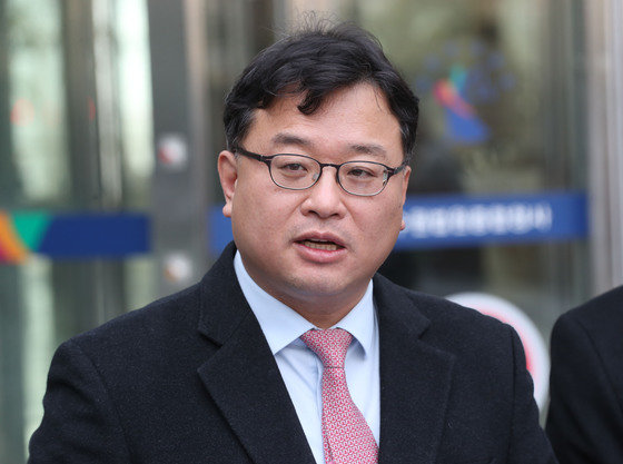 김기윤 경기도교육감 고문변호사가 1일 오전 경기 수원시 영통구 수원지방법원에서 취재진의 질문에 답하고 있다. 이날 ‘주호민 아들 아동학대’ 혐의로 기소된 특수교사가 1심에서 벌금 200만원 선고유예를 받았다. 2024.2.1. 뉴스1