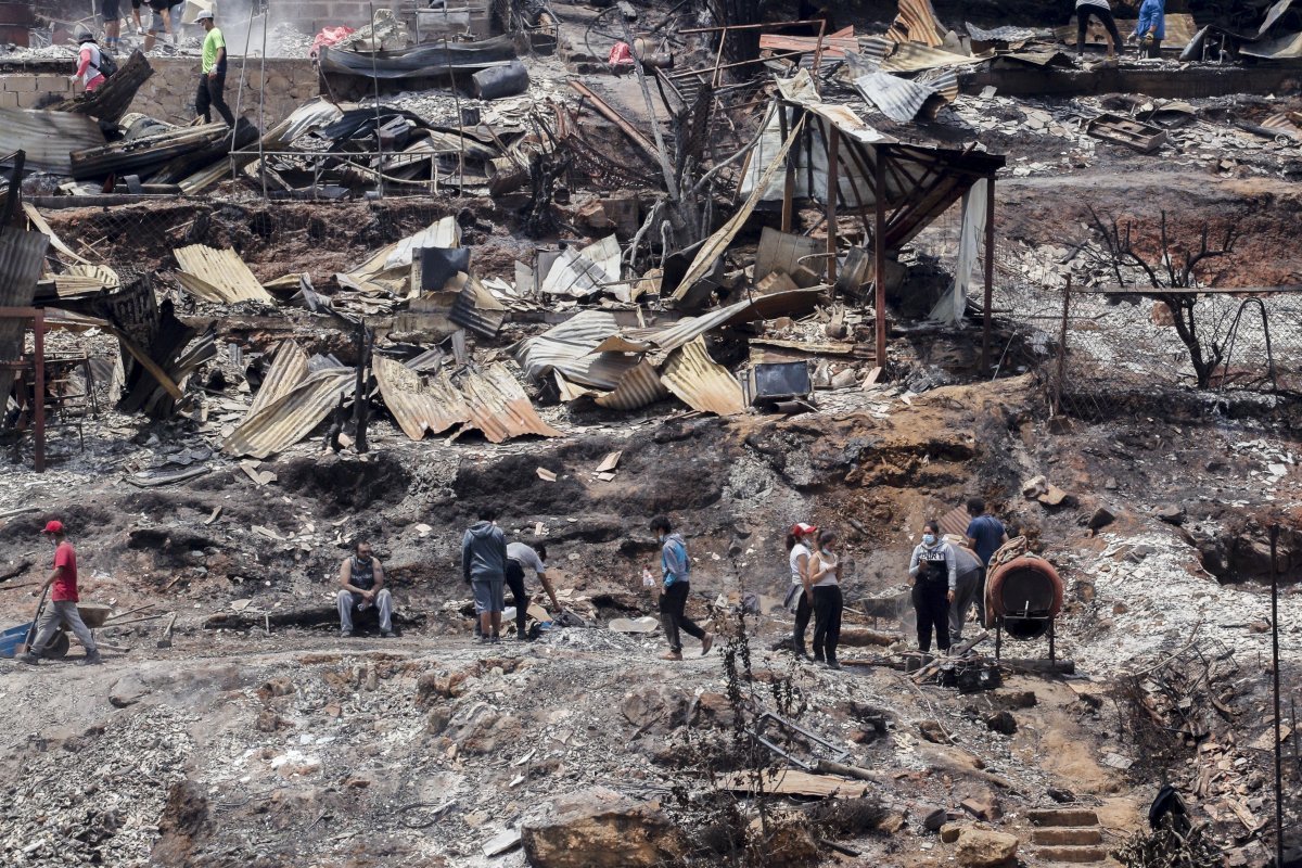 4일(현지시각) 칠레 발파라이소주 비냐 델 마르 주민들이 산불에 타버린 집 잔해를 정리하고 있다. 2024.02.05. 비냐 델 마르=AP/뉴시스
