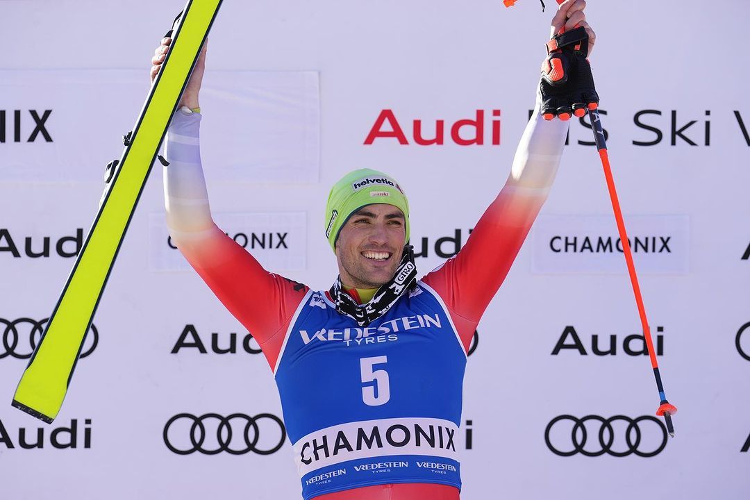 다니엘 율이 4일 프랑스 샤모니에서 열린 2023∼2024 국제스키연맹(FIS) 알파인 월드컵 남자 회전에서 우승한 뒤 시상대에서
 기뻐하고 있다. 율은 이날 FIS 월드컵 역사상 최초로 1차 시기를 최하위(30위)로 통과한 뒤 우승하는 기록을 남겼다. 
국제스키연맹(FIS) 제공