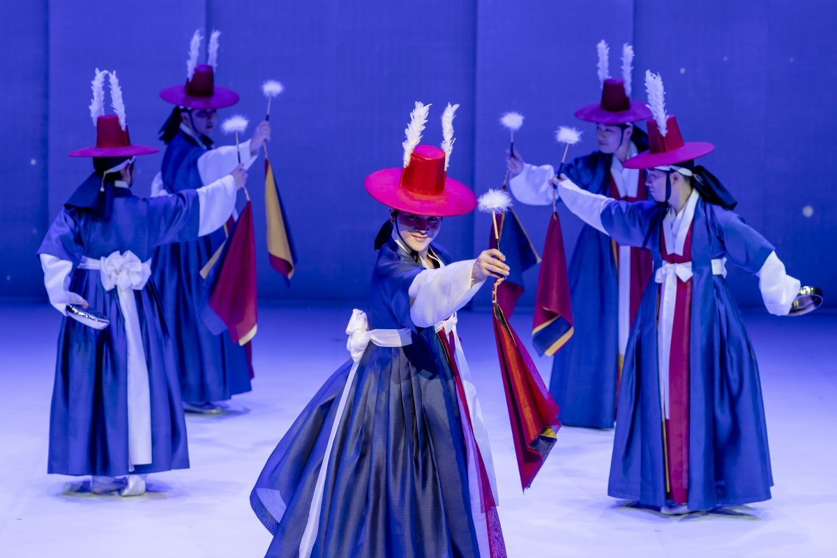 국립무용단이 이번 설 연휴를 맞아 선보이는 공연 ‘축제’의 백미 중 하나인 전통춤 ‘진쇠춤’의 한 장면. 국립극장 제공