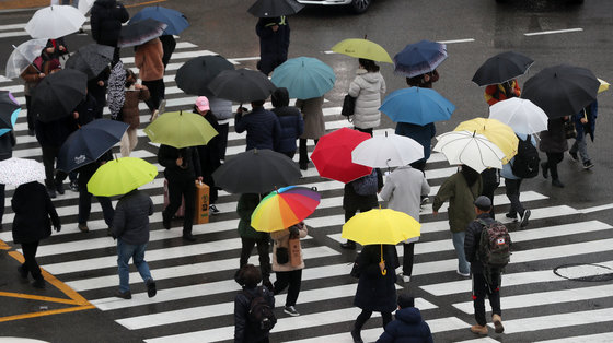 봄을 재촉하는 비가 내린 5일 오후 부산 동래구 도시철도 동래역 앞에서 우산을 쓴 시민들이 발걸음을 재촉하고 있다. 2024.2.5. 뉴스1