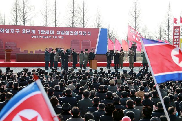 지난해 2월 김정은 총비서가 화성지구 2단계 1만 세대 살림집 건설 착공식에 참석한 모습.(평양 노동신문=뉴스1)