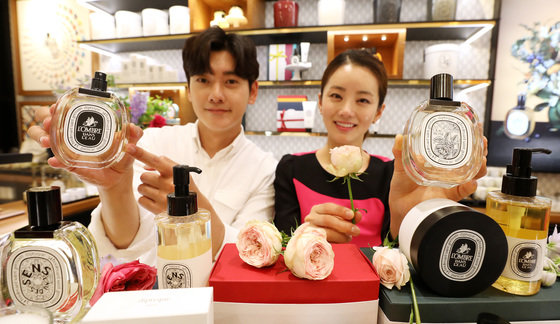 서울 중구 신세계백화점 본점 딥티크 매장에서 모델들이 프랑스 니치 향수 브랜드 딥티크(diptyque)의 향수 기프트 세트를 선보이고 있다.2020.5.14/뉴스1 ⓒ News1