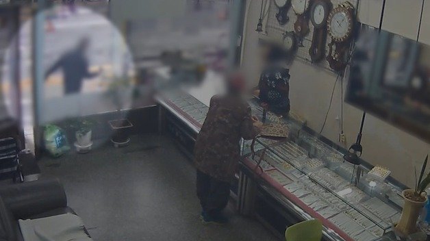 금은방에서 귀금속을 살 것처럼 속여 금반지를 훔쳐 달아난 50대가 경찰에 붙잡혔다. 사진은 범행 당시 CCTV 화면(대전경찰청 제공) /뉴스1