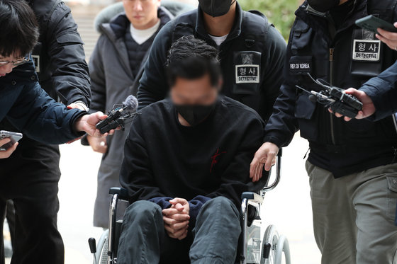 아내에게 성인방송 출연을 강요하고 자택에 감금한 혐의를 받는 전직 군인 A씨가 4일 오후 인천 미추홀구 인천지방법원에서 열린 구속 전 피의자심문(영장실질심사)에 출석하고 있다. 2024.2.4/뉴스1