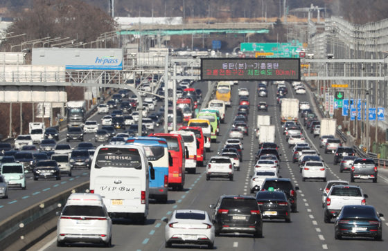 설 연휴 마지막 날인 24일 오후 경기 오산시 경부고속도로 오산IC 인근 상하행선의 교통량이 많은 모습을 보이고 있다. 서울 방향 정체는 오후 3~4시 사이에 절정에 이른 뒤 오후 10~11시쯤 해소될 전망이다. 2023.1.24/뉴스1