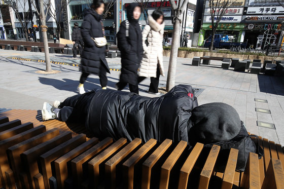 매서운 한파가 이어진 24일 오후 대구 중구 반월당 인근에서 한 노숙인이 벤치에 누워 낮잠을 청하고 있다. 2024.1.24. 뉴스1