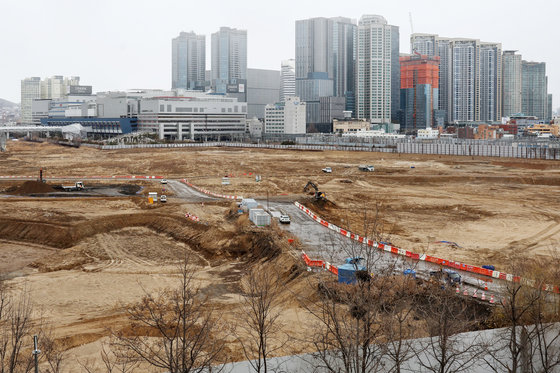 서울 도심(사대문·여의도·강남) 삼각편대 정중앙에 위치한 용산국제업무지구에 100층 높이의 랜드마크가 들어선다. 서울시가 5일 ‘용산국제업무지구 개발계획’을 발표했다. 용산국제업무지구는 오세훈 시장의 역점 사업인 ‘도시공간 대개조’의 핵심 프로젝트다. 사진은 용산국제업무지구가 들어서게 될 서울 용산역 철도정비창 일대의 이날 모습. 2024.2.5/뉴스1