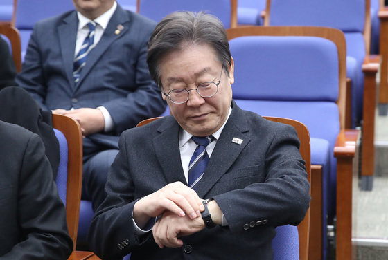 이재명 더불어민주당 대표가 6일 오후 서울 여의도 국회에서 열린 의원총회에서 시간을 확인하고 있다. 2024.2.6. 뉴스1