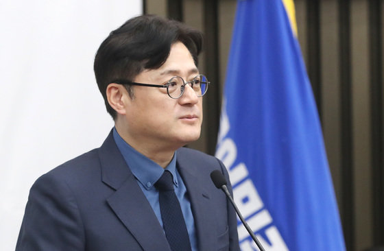 홍익표 더불어민주당 원내대표가 6일 오후 서울 여의도 국회에서 열린 의원총회에서 발언을 하고 있다. 2024.2.6. 뉴스1