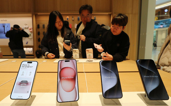 지난해 12월 경기 하남시 스타필드 하남에 새롭게 오픈한 ‘애플 하남’을 찾은 고객들이 아이폰15를 살펴보는 모습 (뉴스1DB)