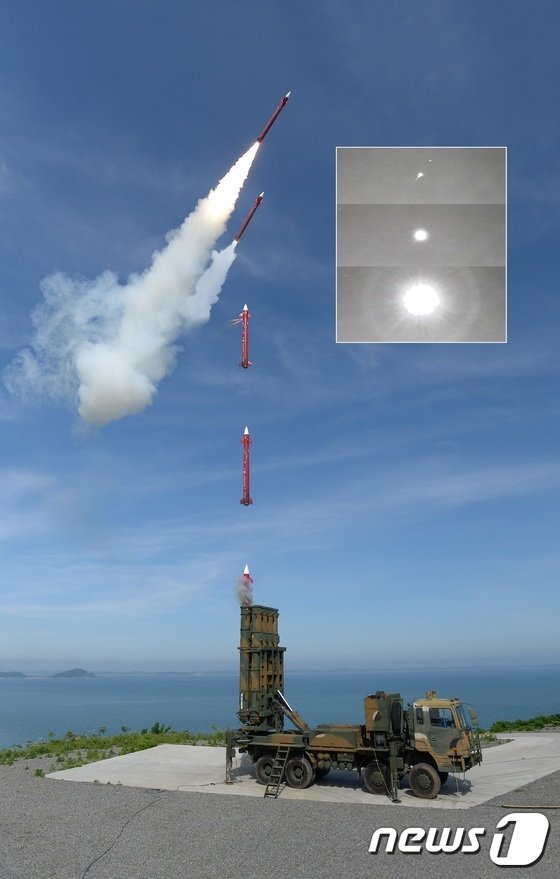 국산 중거리지대공미사일 ‘천궁-Ⅱ’(M-SAM2) 발사 장면. (방위사업청 제공) 2020.11.26 뉴스1